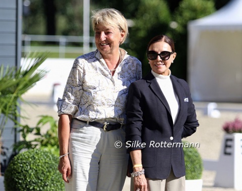 German judge Elke Ebert who had judged the Grade IV class and Mexican O-judge Maribel Alonso (Chair of the FEI Dressage Committee) who awarded the medals.
