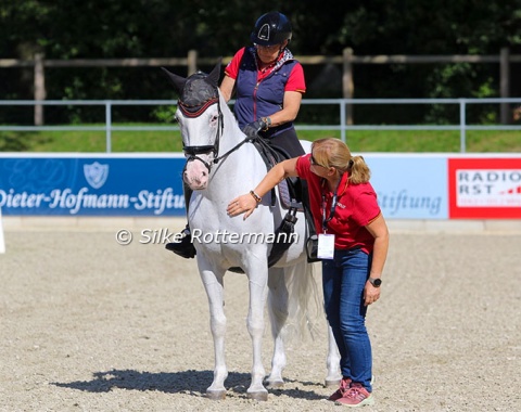 Good girl Nautika: German national coach Silke Fütterer patting the 17-year-old Lipizzan mare.