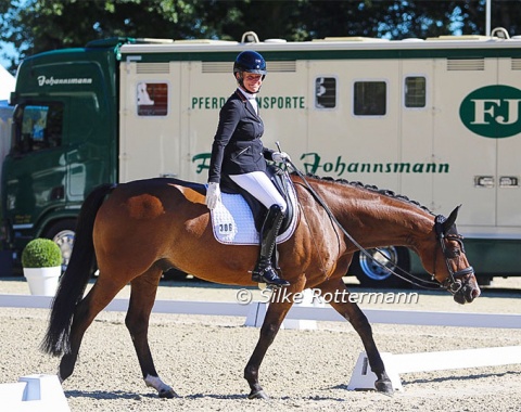 How one wishes to see a dressage horse leave the arena: Calm and content on a long rein.